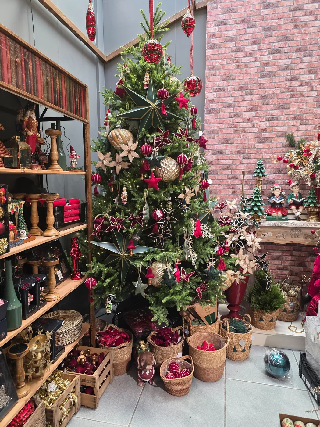 Geschmückter Weihnachtsbaum mit floralen Arrangements