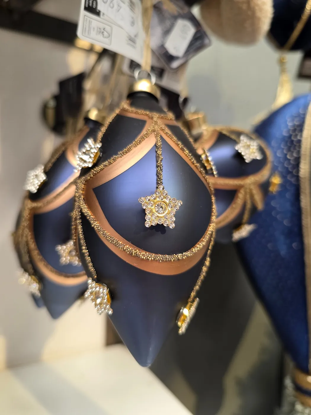 Detail einer blau-goldenen Weihnachtsfigur