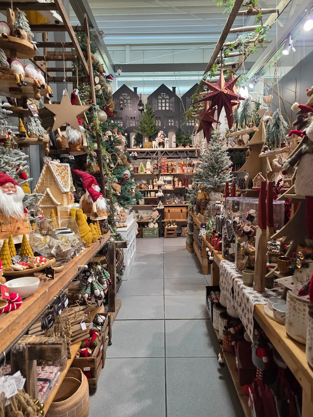 Regale voller Weihnachtsdekoration