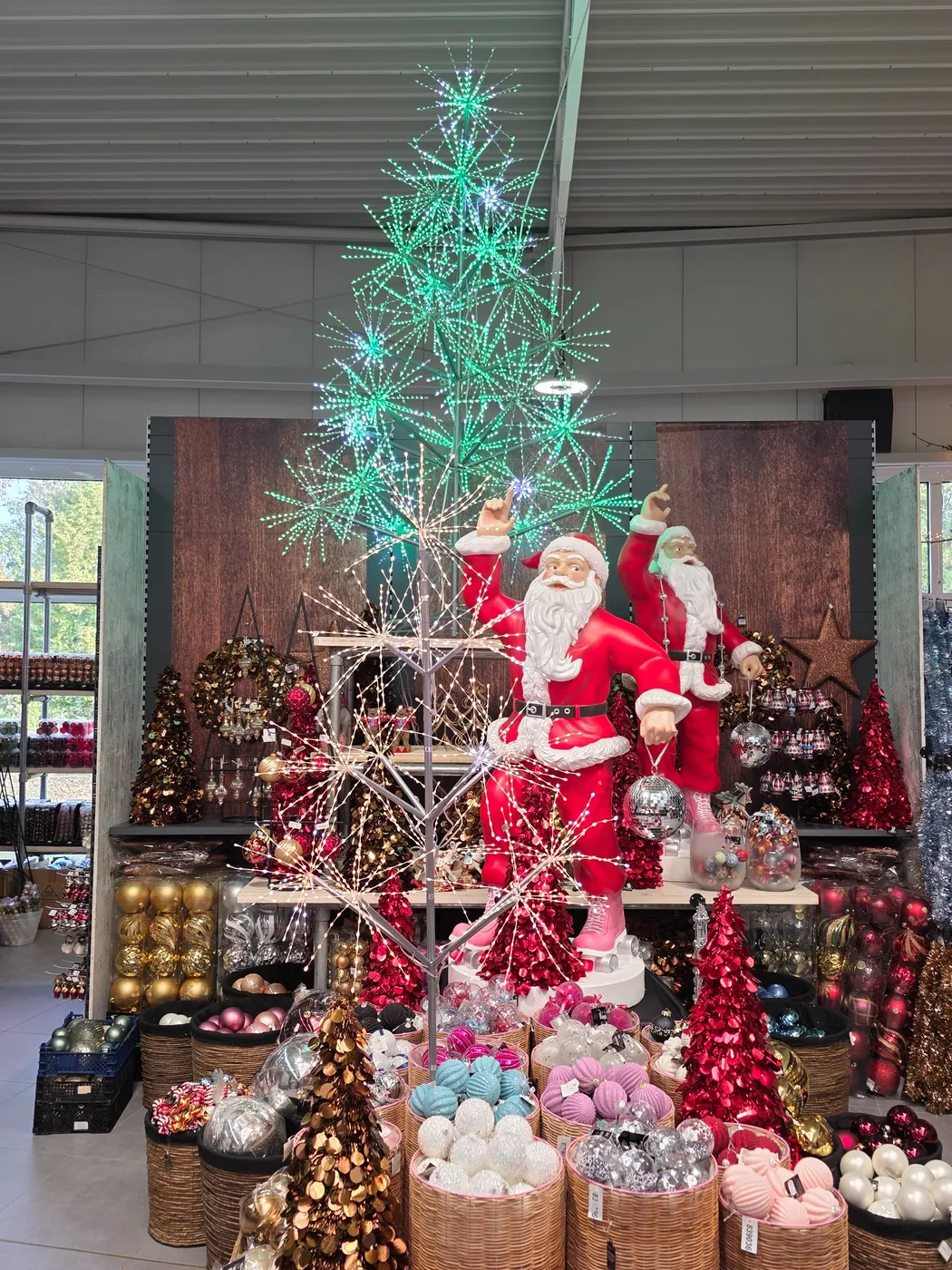Weihnachtsfiguren vor leuchtendem Baum