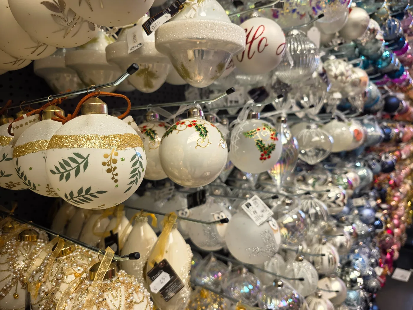 Reihen dekorativer Weihnachtskugeln